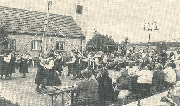Tanzgruppe des Landfrauenvereins Oberleuken beim „Bändertanz“ 1990